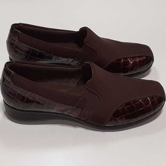 Clarks Collection, brown, slip-on shoe with crocodile embossed accents, size 9.5 - Picture 1 of 8